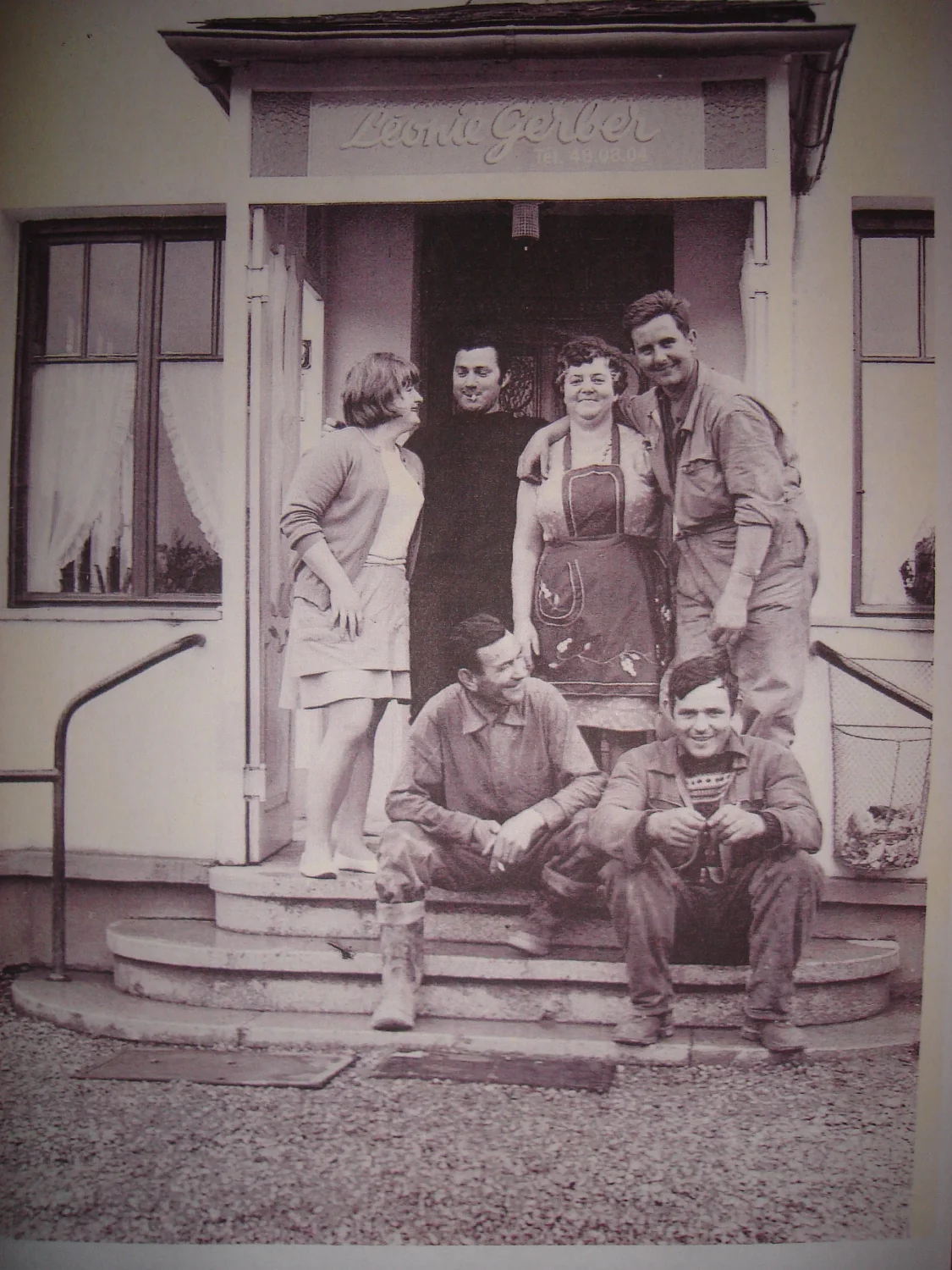 Photographie historique devant le Café chez Léonie
