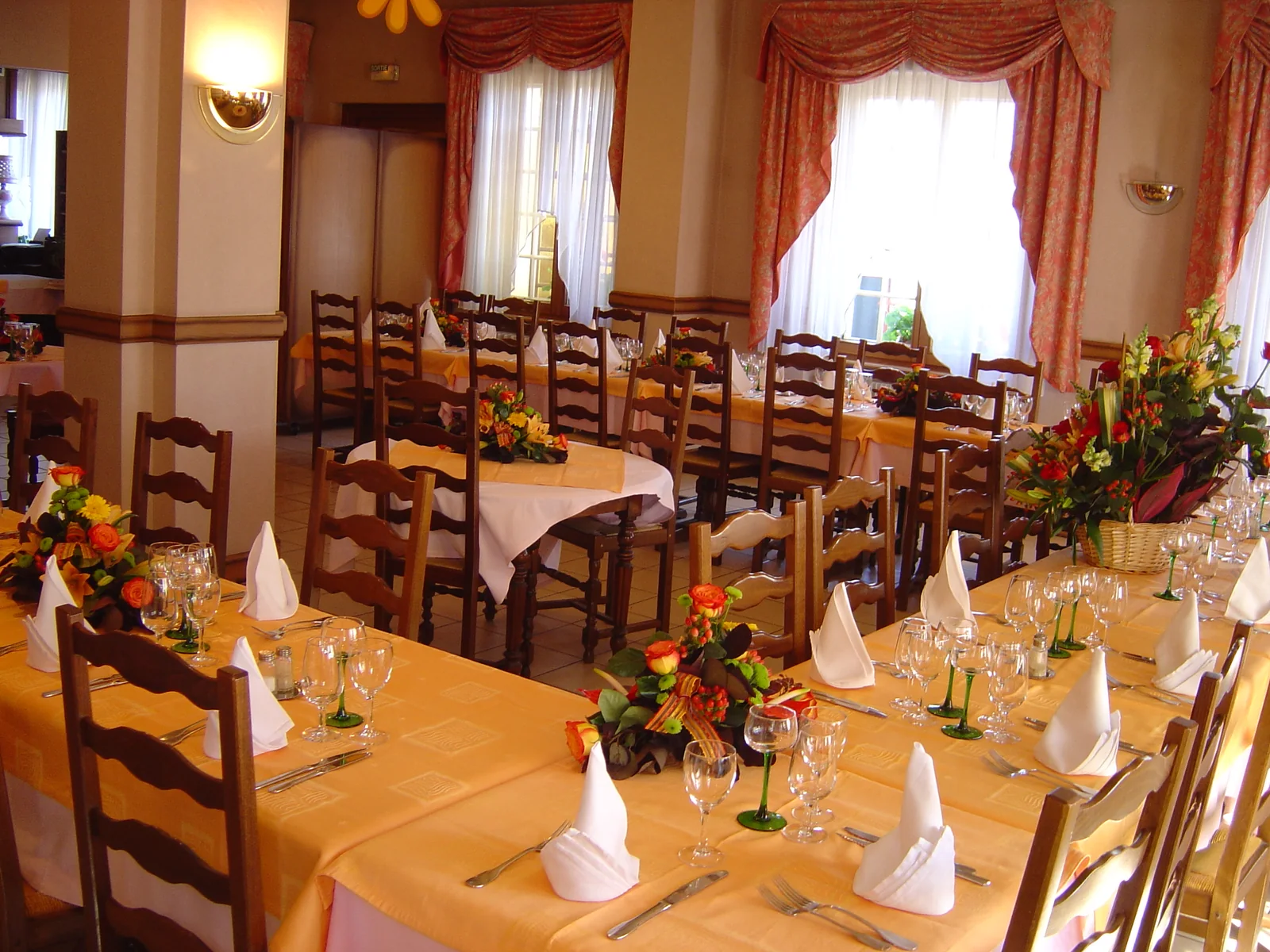Salle du Restaurant Au Sapin dressée pour un repas de groupe